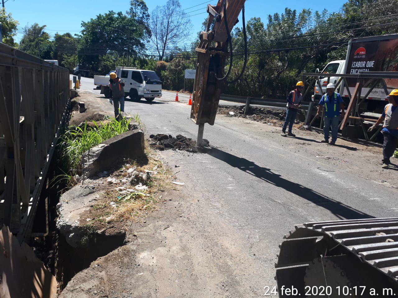Esta mañana inició demolición de antiguo puente sobre quebrada Guaria en Barreal de Heredia